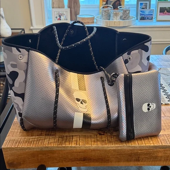 Haute Shore skull tote - Picture 5 of 9